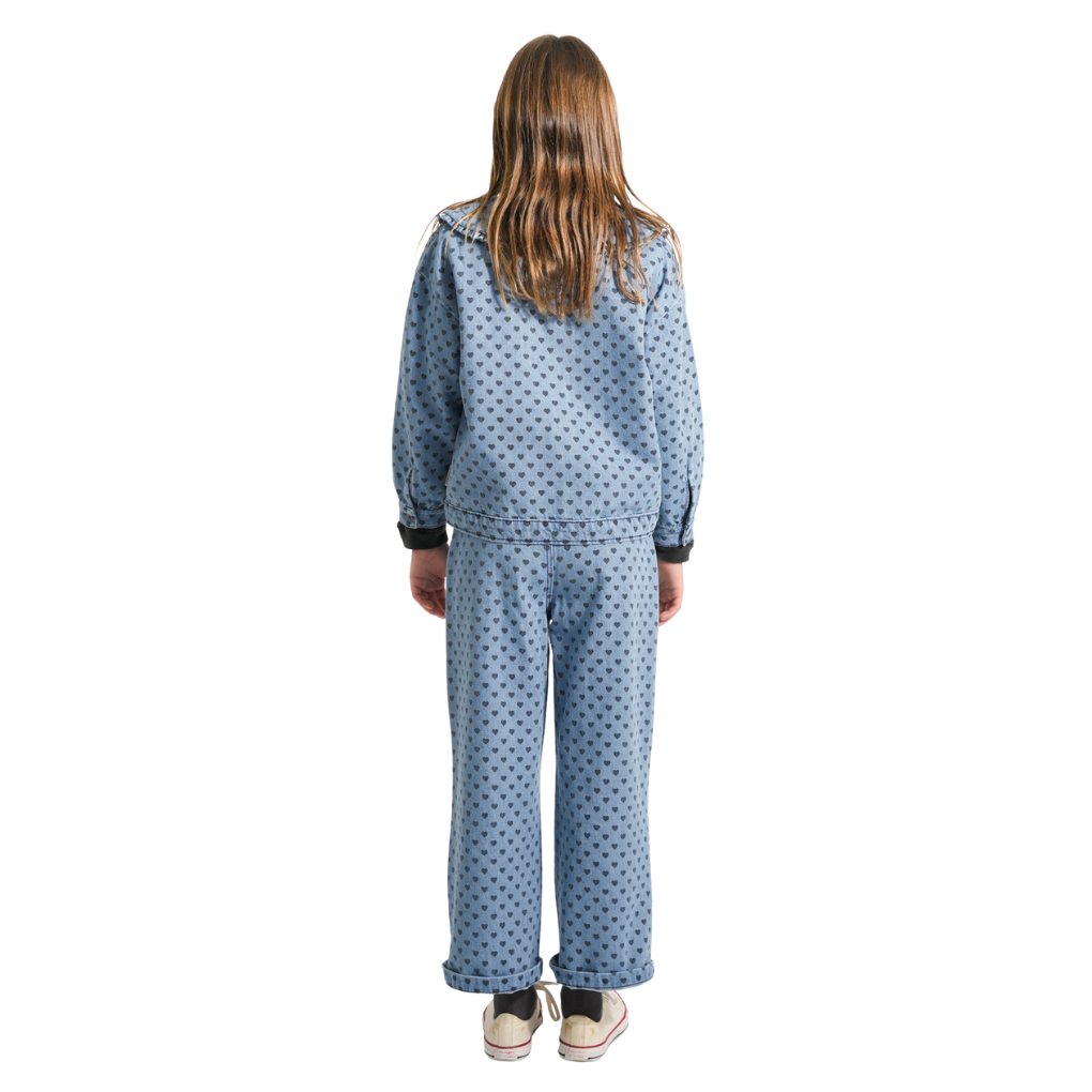 Denim-Jacke mit schwarzen Herzen