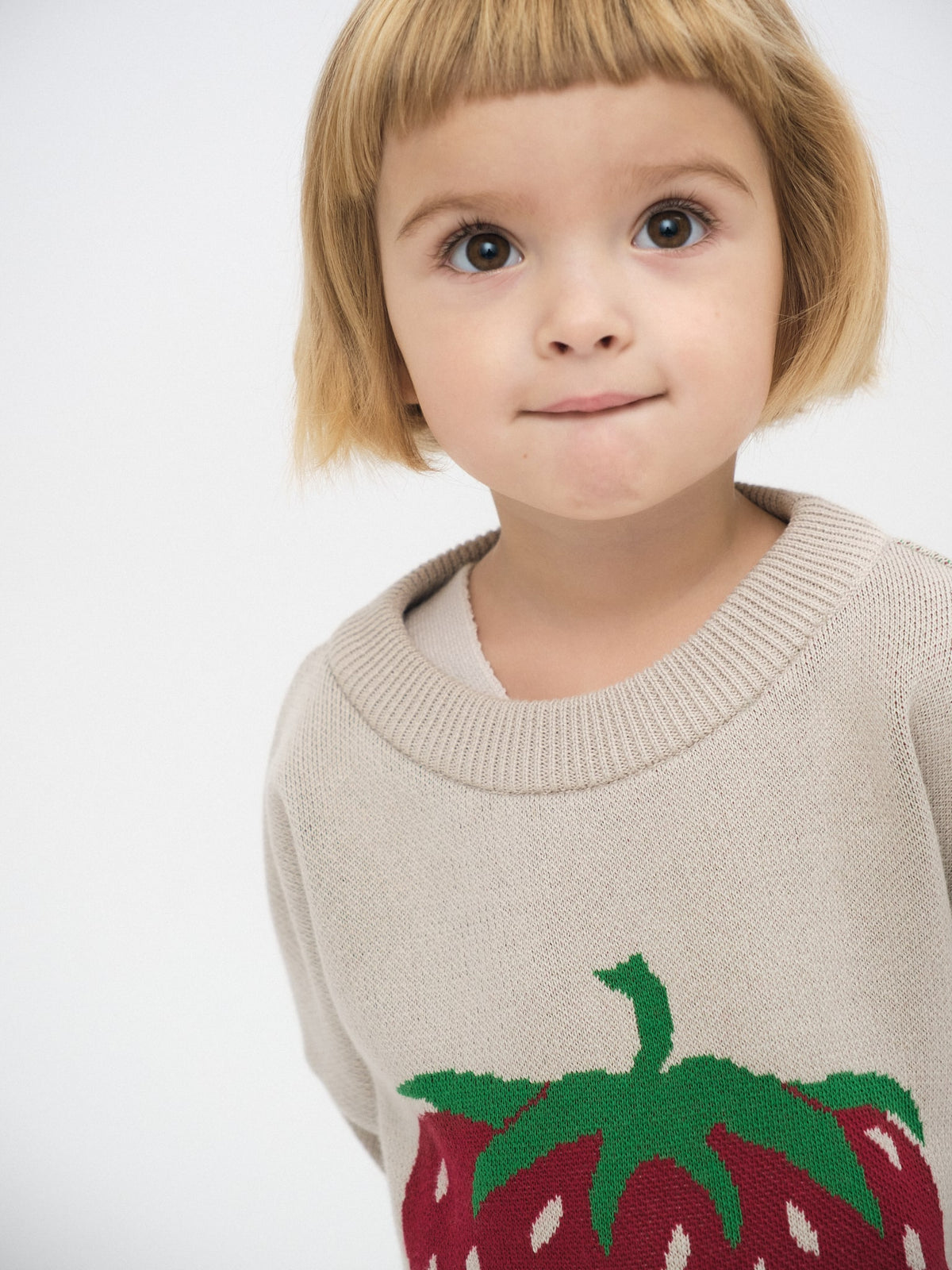 PULLOVER MIT ERDBEERE