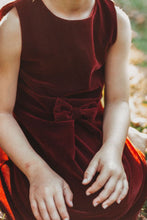 Lade das Bild in den Galerie-Viewer, SAMTKLEID JOSEFIN
